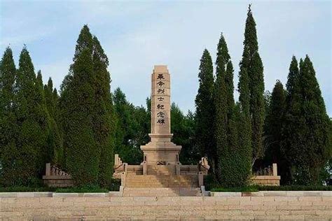 杨子荣烈士纪念馆：位于牡丹江市所属的海林市东山烈士陵园的青松翠柏之中，是为了纪念著名侦察英雄杨子荣烈士而建。