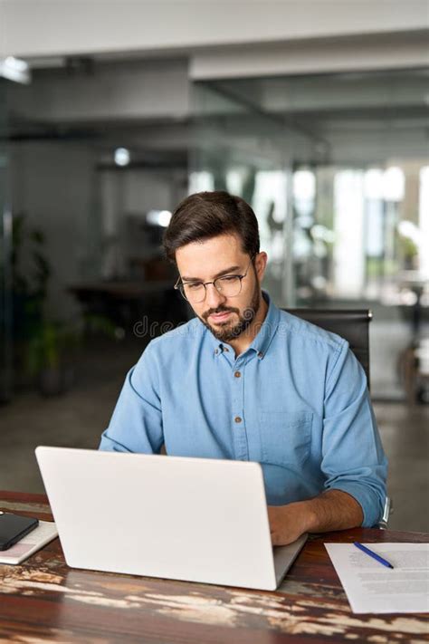 Business Person Working On Computer 的图像结果