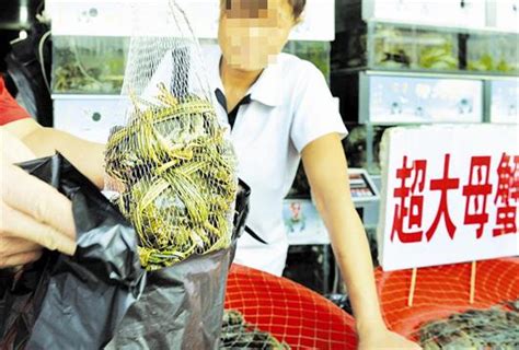 武汉海鲜市场潜规则调查：不足2斤螃蟹商户称出3.4斤_湖北频道_凤凰网