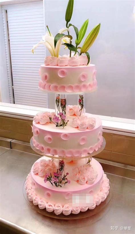 过生日就不要去蛋糕房买蛋糕了，自己可以在家做，美美的草莓蛋糕