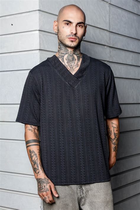 Unisex Black Textured V-Neck Oversized T-shirt – House of Koala