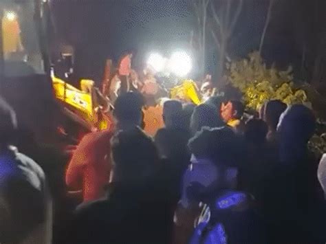 Rocks fall on bus in Himachal Pradesh, killing 15 Several trapped under ...