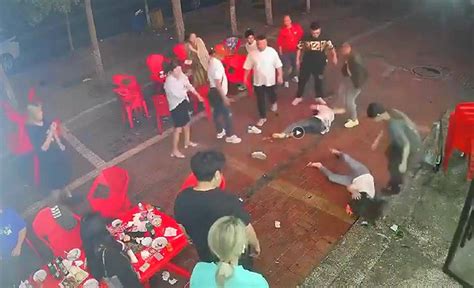 上海环贸一男子跳楼身亡 砸伤楼下两名女子_手机凤凰网
