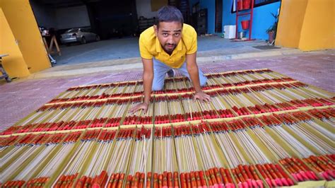 राजस्थान के लड़के ने एक साथ फोड़े 1000 रॉकेट, दिखा अद्भुत नजारा! - OMG ...