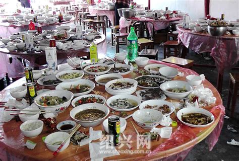 湖南农村酒席“怪状”：白酒啤酒满桌，却很少有人喝，为什么？