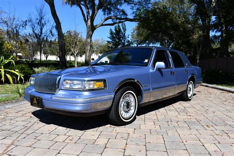 1995 Lincoln Town Car | Primo Classics International LLC