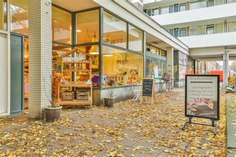 Local Store Outside 的图像结果