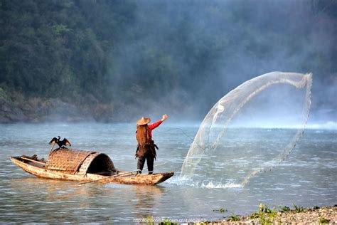 日出时湖中打鱼的农民高清图片下载-正版图片600506176-摄图网