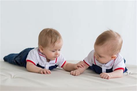 双胞胎男宝起名的词语,双胞胎男孩起名用的词语或成语