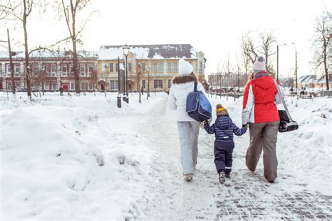家庭夫妇在一个冬天 免版税库存图片 - 图片: 33811519