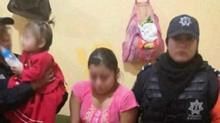 Una madre golpea brutalmente a su bebé