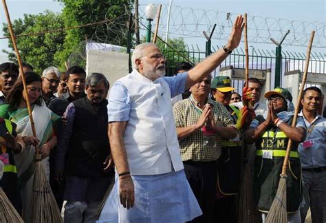 PM launches Swachh Bharat Abhiyaan