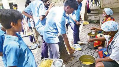 Uttar Pradesh: Kids forced to make rotis in Aligarh, school principal ...