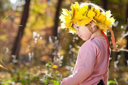美丽的小女孩 在秋前秋叶的青树叶花圈中童年公园黄色幸福叶子微笑橙子喜悦孩子森林高清图片下载-正版图片320940012-摄图网