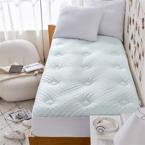 Amazon.com: Nelaukoko 2 Inch Gel Infused Memory Foam Mattress Topper ...