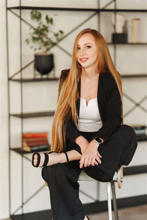 Red and Black Business Suit 的图像结果