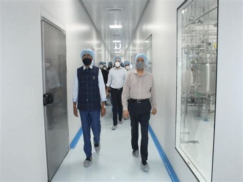 Union Minister Mansukh Mandaviya visits COVID-19 vaccine manufacturing ...
