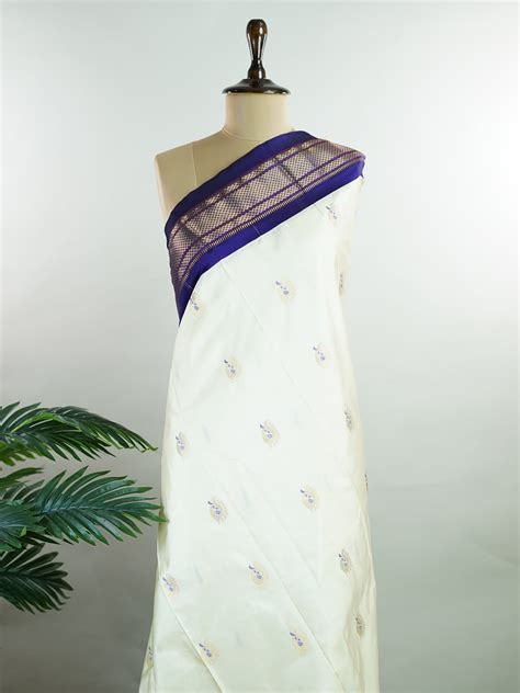 Narayanpet Narayanpet sarees feature elegant plain bodies adorned with ...