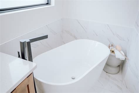 What To Do If Your Bathtub Won't Drain? | Storables