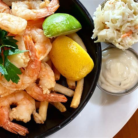 The Yacht Club in Edgewater Opens for Lunch – Boozy Burbs