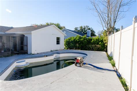 Pool Demolition Process 的图像结果