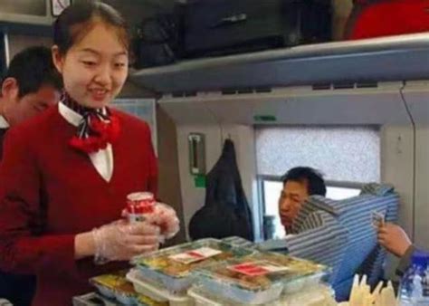 火车上卖的盒饭看上去很有食欲，乘客们却因为这个原因都不买！