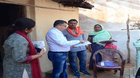 Korba News: सर्वेक्षण फार्म में कलेक्टर ने किया नाम का मिलान ...