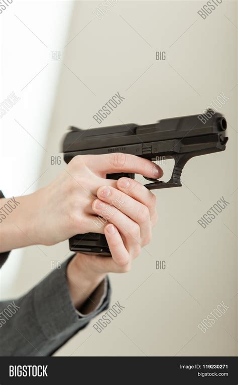 Pointing Revolver 的图像结果