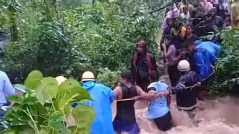 Pali waterfall in Goa: पाली जलप्रपात में भारी बारिश, फंसे सभी 80 लोगों ...