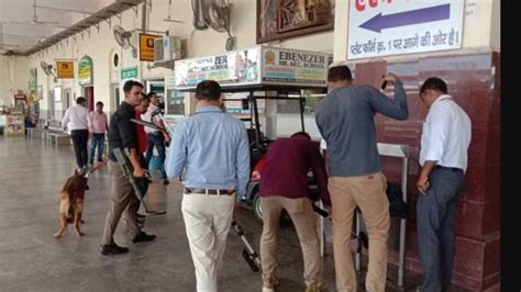 There was a stir on the information of the bomb at the station | स्टेशन ...