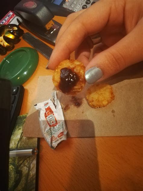 Uhh do ketchup packets expire? It smells normal... : r/shittyfoodporn