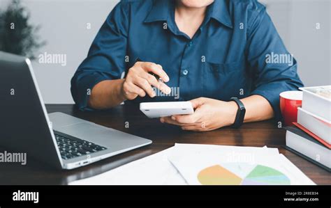 Banker Using Computer 的图像结果