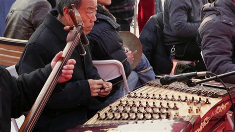 MS中国民间艺术团的艺术家在庙会上用传统乐器伴奏庆祝中国春节—高清视频下载、购买_视觉中国视频素材中心