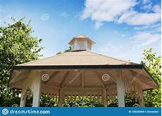 tetti a padiglione bello gazebo giardino o dettaglio bianco progettato u tetti a padiglione bello gazebo giardino o dettaglio bianco progettato u