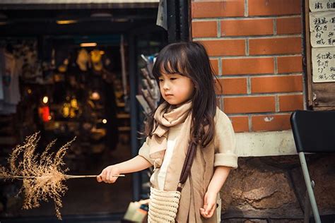 青岛小调皮儿童摄影客片欣赏，童年那不可缺失的开心