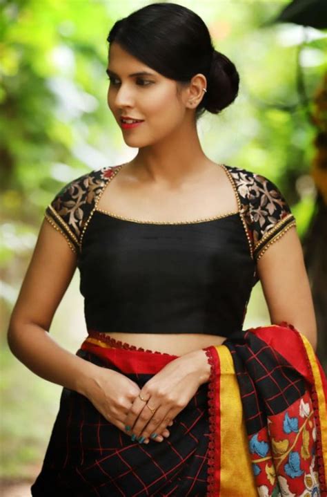 छोटे बाजू वाले खूबसूरत डिजाइनर ब्लाउज - DusBus