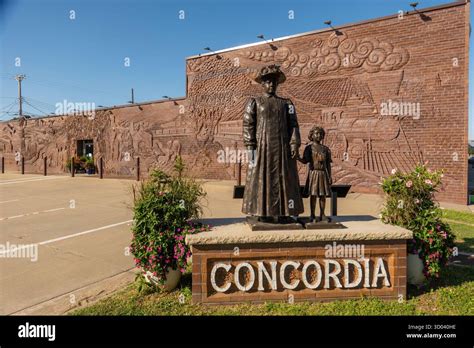 Sculpture of Anna Laura Hill and Anna Louise Doherty in downtown ...