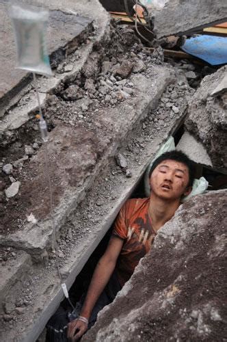 汶川大地震真实录像，市长边哭边挖学生尸体，用生命诠释人定胜天-影视综视频-搜狐视频