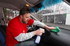 kunststoff im auto reinigen raus mit dem mief im auto bilder autobild de kunststoff im auto reinigen raus mit dem mief im auto bilder autobild de