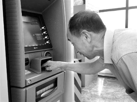 老人ATM机取钱不会操作 找保安帮忙卡内钱被盗_大秦网_腾讯网