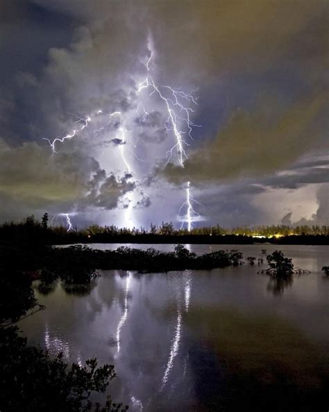 Lightning Over Water 的图像结果