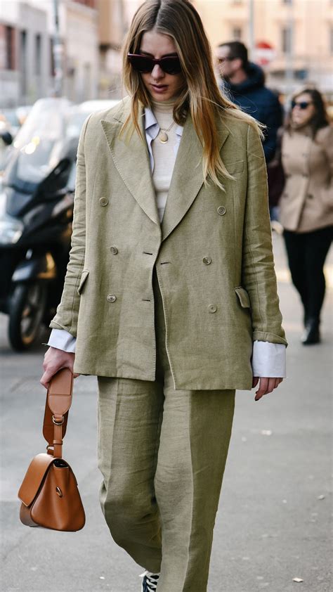 Everybody's wearing linen this summer | Linen suits women, Linen pants ...