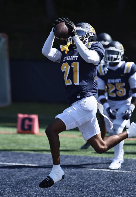 Football Season Opens with a Win - Reinhardt University