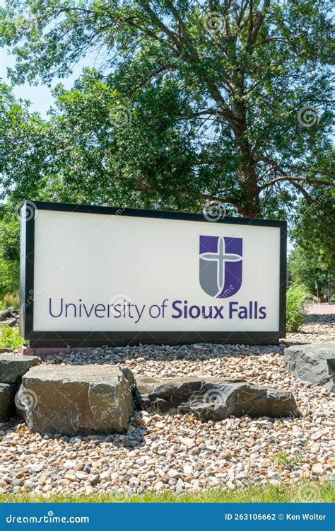 Cartel De Entrada a La Universidad De Sioux Falls Fotografía editorial ...
