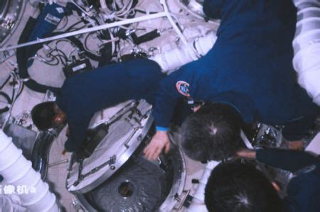 Photos Chine : les astronautes de Shenzhou-16 pénètrent dans la station ...