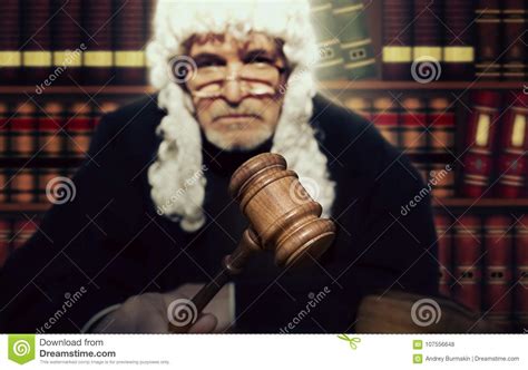 男性法官在碰撞惊堂木的法庭 库存照片. 图片 包括有 无辜, 合法, 忠告, 现有量, 自由, 法律, 法律上 - 107556648