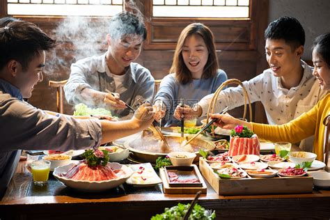 成都火锅店举行免费吃活动，万人通宵排队“吃白吃喝”