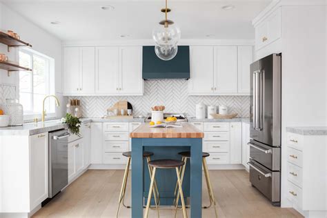 14 Kitchens With Herringbone Tile Backsplashes