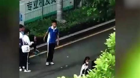 深圳男子摔倒被一群中学生当场救助_手机新浪网