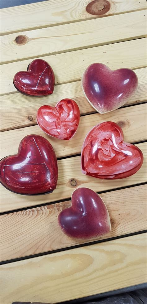 Corazón de chocolate rellena de grageas. – PASTELERÍA RICO